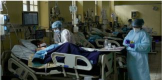 En Bolivie, avant même la crise du Covid-19, le système de santé était mal en point. Moins de 500 lits de soins intensifs pour environ 11 millions d’habitants. La pandémie a donc aggravé encore un peu plus la situation. Absence de médicaments, manque de spécialistes, mais surtout impossible de trouver une place pour être hospitalisé... Certaines familles, désespérées, ont recours à la santé privée, et la facture est très salée. PUBLICITÉ De notre correspondante à La Paz, Jusqu'à 30 000, 40 000, voire 70 000 euros de dettes après une hospitalisation en soins intensifs de quelques semaines. C’est la réalité que vivent beaucoup de familles, dans un pays où le salaire moyen est de 335 euros par mois. Face à un système de santé public débordé et mal en point, les familles de malades du Covid-19, celles qui ont un peu de moyens, se tournent rapidement vers la santé privée comme l’explique Irma. « À ce moment-là, il n’y avait pas le choix. On a hospitalisé mon frère là où il y avait de la place. On a appelé partout. On a fait appel aux amis, aux connaissances, pour voir s’ils pouvaient nous aider. Et quand nous avons trouvé un lit disponible, nous avons foncé », raconte-t-elle. Les 845 euros par jour que coûtent les soins n’arrêtent pas cette famille modeste, désespérée. Pour les plus pauvres, la question ne se pose pas, on se soigne chez soi, comme on peut. Du côté de la famille d’Irma, on a pu vendre une voiture pour pouvoir payer les frais. Mais tous ne peuvent pas en faire autant. Wilma Bisorio a perdu son père après 36 jours d’hospitalisation. La facture s'élève à 70 000 euros, une somme dont les cinq frères et sœurs n’ont pu payer qu’environ 20%. Commence alors un cauchemar pour la famille. « Un samedi vers 9h du soir, on m’appelle de la clinique et on m’annonce que mon père est décédé. À ce moment-là, j’y suis allée, mais personne ne voulait nous recevoir, tout ce qu’ils voulaient, c’était le versement de 75 000 dollars. Et donc, eh bien ils ont gardé son corps, du samedi jusqu’au mercredi », témoigne-t-elle. Rétention de cadavre Newsletter Recevez toute l'actualité internationale directement dans votre boite mail Je m'abonne La « rétention de cadavre » c’est la réalité aujourd’hui en Bolivie quand les familles ne paient pas la note aux cliniques. Alors le bureau de Nadia Cruz, la défenseure des droits, est en alerte, il a notamment permis à Wilma de pouvoir enterrer son père. « Il a plusieurs années, c’était une pratique courante des cliniques pour se faire payer. Mais maintenant elles savent bien que c’est interdit, qu’il peut y avoir des sanctions et peu à peu il y a eu de moins en moins de cas. Mais avec le Covid-19 et les montants importants que cela représente pour les cliniques, et surtout les bénéfices juteux, ces méthodes sont réapparues », explique-t-elle. Car ces prix très élevés pratiqués par les cliniques sont illégaux. Une loi, votée en février dernier, limite leurs honoraires à 430 euros par jour en soins intensifs. Mais voilà, les établissements ont une technique pour échapper à la réglementation. « Avec la nouvelle loi, nous sommes plus à même de vérifier que les prix s’alignent avec cette limite qu’impose l’État. Mais nous ne sommes pas en mesure de vérifier quels médicaments doivent être utilisés en thérapie intensive et quand nous faisons un contrôle, nous avons des dossiers avec deux, trois, voire 10 pages de traitements que nous ne savons pas s’il fallait réellement appliquer », détaille Nadia Cruz. Du côté des établissements privés, qui regroupent plus de la moitié des lits de soins intensifs dans le pays, on rétorque que ces prix imposés par la norme ne correspondent pas à la réalité. Les cliniques ne cachent pas leurs pratiques « Ces prix ne s’ajustent pas à ce que nous vivons nous dans le monde de l’entreprise privée de la santé. Par exemple, si j’ai à disposition deux lits de soins intensifs destinés aux malades du Covid-19, mais que je n’ai pas de personnel spécialisé, ça ne sert à rien n’est-ce pas, expose le docteur Suxo, de la Clinique del Sur à La Paz. Et pourquoi je n’aurai pas de spécialistes ? Parce qu’ils ne vont certainement pas venir travailler pour 20, 30 ou 50 bolivianos, par jour, soit 6 euros ». Et les cliniques continuent ces pratiques, sans s’en cacher. En quelques coups de téléphone, deux cliniques de La Paz expliquent sans gêne qu’il faut faire un versement bancaire avant toute hospitalisation, même urgente, et laisser des garanties, comme un titre de propriété par exemple.