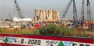 Un an après l’explosion qui a ravagé le port de Beyrouth, le 4 août 2020, ce mercredi est un jour de deuil national au Liban. L’enquête a bien peu progressé depuis le drame qui a fait plus de 200 morts, et la colère de la population se fait sentir. De nombreux commerces et entreprises ont annoncé qu’ils resteraient fermés. PUBLICITÉ Avec notre envoyé spécial à Beyrouth, Nicolas Falez Sur le port de Beyrouth, une messe aura lieu en fin d’après-midi, et à 18h07 (heure locale), l’heure de l’explosion il y a un an, une minute de silence doit être observée. À cette heure-là, il y a exactement un an, le 4 août 2020, la capitale libanaise a été en partie soufflée par une gigantesque explosion qui a fait plus de 200 morts et des milliers de blessés. Écoutez le témoignage de Rita Freiha, qui fait partie des habitants de la ville meurtris par le choc. Au début, je ne dormais pas, j'avais des cauchemars tout le temps. Rita Freiha, une habitante de Beyrouth rescapée de l'explosion Nicolas Falez Avant cet hommage, dans l’après-midi, des cortèges s’élanceront à partir de trois points de rendez-vous en ville pour converger vers le port, des partis politiques et des groupes issus de la contestation, qui a débuté en 2019 au Liban, seront présents. ► À lire aussi : Les immigrés au Liban, victimes fantômes de l'explosion du 4 août Et c’est là que réside la principale interrogation de la journée : quelle sera la part du deuil, de l’hommage, du recueillement ? Et quelle sera la part de la colère ? Parmi ces colères, il y a la colère des victimes de l’explosion de Beyrouth qui constatent que l’enquête fait du sur place puis un an : nombreux sont ceux qui veulent savoir pourquoi ce stock de nitrate d’ammonium été entreposé dans un hangar pendant des années et pour qu’elle raison il a explosé le 4 août 2020. Et puis la colère de Libanais aujourd’hui éreintés par la catastrophe économique qui avait commencé avant l’explosion du port il y a un an mais qui depuis n’a cessé de s’aggraver. « Tout le monde est en colère » Beaucoup ont décidé de descendre dans les rues, notamment les militants qui depuis près de deux ans se mobilisent contre la classe politique libanaise qu’ils jugent corrompue et incompétente. « Tout le monde est en colère. J’ai vécu l’explosion. Hier, je regardais les informations et j’ai eu une crise de panique. Tout le monde est en colère car rien n’a changé. Nous allons leur montrer que nous sommes en colère », résume Marouane Karam. Newsletter Recevez toute l'actualité internationale directement dans votre boite mail Je m'abonne « Tout le monde a perdu quelqu’un. Nous avons tout perdu ce jour-là, rappelle-t-il. Donc nous allons dire “plus jamais ça”, “nous voulons la justice”, “nous sommes le gouvernement”. Le peuple va demander qu’on lui rende son pays et dire aux dirigeants : “Nous voulons que vous partiez, nous ne voulons plus de vous. Maintenant, c’est nous, ce n’est plus vous.” ». Des Libanais redoutent des violences et d’autres souhaitent des violences. « Nous allons à une manifestation pacifique, qui part de trois endroits pour converger vers le port à 18h. Et ensuite nous irons vers le Parlement, et là, je ne sais pas ce qui va se passer », explique le jeune homme. Une conférence internationale pour la population Une conférence internationale de soutien à la population libanaise se tient ce mercredi matin 4 août, en visioconférence. Une quarantaine de pays, l’ONU et d’autres organisations internationales se mobilisent, dont la France qui pilote cette conférence, la troisième du genre depuis un an. Il s’agit de rassembler quelque 350 millions de dollars pour une population libanaise confrontée à l’une des pires crises économiques depuis le XIXᵉ siècle. Et en ouverture, Emmanuel Macron a annoncé que la France allait apporter dans les douze mois 100 millions d'euros de « nouveaux engagements, en appui direct à la population » et envoyer 500 000 doses de vaccin contre le Covid-19 dès le mois d'août. Les Libanais que l’on rencontre ces jours-ci racontent l’hyperinflation, les pénuries notamment de médicaments et les coupures d’électricité de plus en plus longues, sans savoir où s’arrêtera la descente aux enfers de leurs pays.
