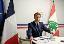 Un an après l'explosion du port de Beyrouth et alors que le pays est plongé dans une grave crise politique et économique, Emmanuel Macron a ouvert la 3e conférence internationale d'aide d'urgence à la population libanaise. Cette visioconférence rassemblant l'ONU et 40 pays, qui a pour objectif de récolter plus de 350 millions de dollars. Le président de la République a annoncé pour la France une aide de 100 millions d'euros et l'envoi de 500 000 doses de vaccins aux Libanais. PUBLICITÉ La France va apporter au Liban dans les 12 mois 100 millions d'euros de « nouveaux engagements, en appui direct à la population » et envoyer 500 000 doses de vaccin contre le Covid-19 dès le mois d'août, a annoncé Emmanuel Macron mercredi 4 août, au début d'une conférence internationale d'aide au pays plongé dans la crise. Cette aide portera notamment sur l'éducation, les besoins alimentaires et l'agriculture, a annoncé le chef de l'État, en ouvrant, depuis de Fort de Brégançon, dans le Var (sud-est de la France), cette visioconférence co-présidée par l'ONU, un an jour pour jour après l'explosion au port de Beyrouth. « Les dirigeants libanais sont redevables de la vérité » Emmanuel Macron a par ailleurs accusé les dirigeants libanais de ne pas faire face à leurs responsabilités. Plongé dans une grave crise financière depuis la fin 2019, le Liban est en outre toujours privé de gouvernement depuis la démission d'Hassan Diab, et depuis que Saad Hariri a jeté l'éponge. « Les dirigeants libanais sont redevables de la vérité, la transparence, à l'égard de leur population concernant l'explosion au port de Beyrouth », a insisté Emmanuel Macron alors que les conclusions de l'enquête n'ont pas encore été rendues, un an après la catastrophe. « La France et plusieurs autres pays ont coopéré pour apporter toutes les informations dont nous disposions, nous sommes disponibles pour toutes les coopérations techniques, qui seraient encore nécessaires dans cette enquête dont les conclusions sont attendues par toute la population libanaise », a souligné le président français. Les dirigeants libanais semblent faire le pari du pourrissement. Je le regrette, je pense que c’est une faute historique. La communauté internationale continue de se tenir aux côtés de la population. Emmanuel Macron, en ouverture de la conférence internationale sur Liban Murielle Paradon