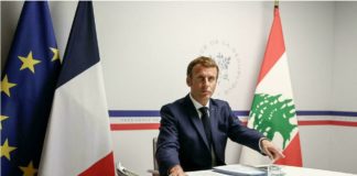 Un an après l'explosion du port de Beyrouth et alors que le pays est plongé dans une grave crise politique et économique, Emmanuel Macron a ouvert la 3e conférence internationale d'aide d'urgence à la population libanaise. Cette visioconférence rassemblant l'ONU et 40 pays, qui a pour objectif de récolter plus de 350 millions de dollars. Le président de la République a annoncé pour la France une aide de 100 millions d'euros et l'envoi de 500 000 doses de vaccins aux Libanais. PUBLICITÉ La France va apporter au Liban dans les 12 mois 100 millions d'euros de « nouveaux engagements, en appui direct à la population » et envoyer 500 000 doses de vaccin contre le Covid-19 dès le mois d'août, a annoncé Emmanuel Macron mercredi 4 août, au début d'une conférence internationale d'aide au pays plongé dans la crise. Cette aide portera notamment sur l'éducation, les besoins alimentaires et l'agriculture, a annoncé le chef de l'État, en ouvrant, depuis de Fort de Brégançon, dans le Var (sud-est de la France), cette visioconférence co-présidée par l'ONU, un an jour pour jour après l'explosion au port de Beyrouth. « Les dirigeants libanais sont redevables de la vérité » Emmanuel Macron a par ailleurs accusé les dirigeants libanais de ne pas faire face à leurs responsabilités. Plongé dans une grave crise financière depuis la fin 2019, le Liban est en outre toujours privé de gouvernement depuis la démission d'Hassan Diab, et depuis que Saad Hariri a jeté l'éponge. « Les dirigeants libanais sont redevables de la vérité, la transparence, à l'égard de leur population concernant l'explosion au port de Beyrouth », a insisté Emmanuel Macron alors que les conclusions de l'enquête n'ont pas encore été rendues, un an après la catastrophe. « La France et plusieurs autres pays ont coopéré pour apporter toutes les informations dont nous disposions, nous sommes disponibles pour toutes les coopérations techniques, qui seraient encore nécessaires dans cette enquête dont les conclusions sont attendues par toute la population libanaise », a souligné le président français. Les dirigeants libanais semblent faire le pari du pourrissement. Je le regrette, je pense que c’est une faute historique. La communauté internationale continue de se tenir aux côtés de la population. Emmanuel Macron, en ouverture de la conférence internationale sur Liban Murielle Paradon