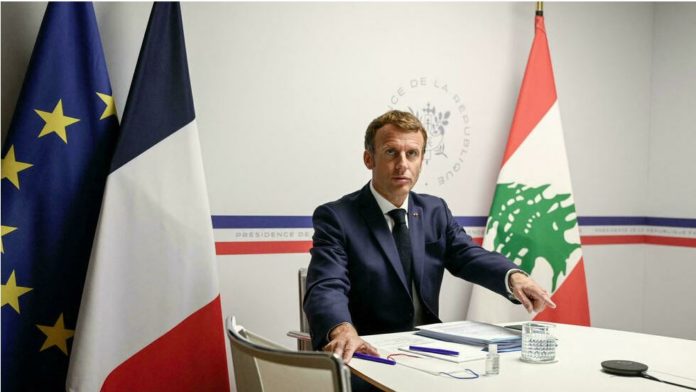 Un an après l'explosion du port de Beyrouth et alors que le pays est plongé dans une grave crise politique et économique, Emmanuel Macron a ouvert la 3e conférence internationale d'aide d'urgence à la population libanaise. Cette visioconférence rassemblant l'ONU et 40 pays, qui a pour objectif de récolter plus de 350 millions de dollars. Le président de la République a annoncé pour la France une aide de 100 millions d'euros et l'envoi de 500 000 doses de vaccins aux Libanais. PUBLICITÉ La France va apporter au Liban dans les 12 mois 100 millions d'euros de « nouveaux engagements, en appui direct à la population » et envoyer 500 000 doses de vaccin contre le Covid-19 dès le mois d'août, a annoncé Emmanuel Macron mercredi 4 août, au début d'une conférence internationale d'aide au pays plongé dans la crise. Cette aide portera notamment sur l'éducation, les besoins alimentaires et l'agriculture, a annoncé le chef de l'État, en ouvrant, depuis de Fort de Brégançon, dans le Var (sud-est de la France), cette visioconférence co-présidée par l'ONU, un an jour pour jour après l'explosion au port de Beyrouth. « Les dirigeants libanais sont redevables de la vérité » Emmanuel Macron a par ailleurs accusé les dirigeants libanais de ne pas faire face à leurs responsabilités. Plongé dans une grave crise financière depuis la fin 2019, le Liban est en outre toujours privé de gouvernement depuis la démission d'Hassan Diab, et depuis que Saad Hariri a jeté l'éponge. « Les dirigeants libanais sont redevables de la vérité, la transparence, à l'égard de leur population concernant l'explosion au port de Beyrouth », a insisté Emmanuel Macron alors que les conclusions de l'enquête n'ont pas encore été rendues, un an après la catastrophe. « La France et plusieurs autres pays ont coopéré pour apporter toutes les informations dont nous disposions, nous sommes disponibles pour toutes les coopérations techniques, qui seraient encore nécessaires dans cette enquête dont les conclusions sont attendues par toute la population libanaise », a souligné le président français. Les dirigeants libanais semblent faire le pari du pourrissement. Je le regrette, je pense que c’est une faute historique. La communauté internationale continue de se tenir aux côtés de la population. Emmanuel Macron, en ouverture de la conférence internationale sur Liban Murielle Paradon