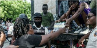 Haïti: les localités s’organisent en attendant l’aide internationale acheminée par hélicoptère