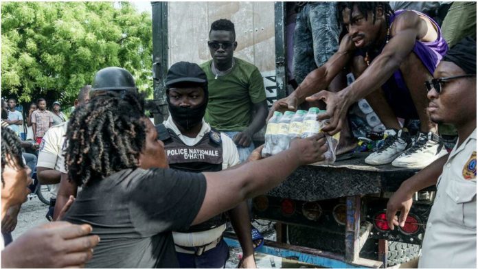 Haïti: les localités s’organisent en attendant l’aide internationale acheminée par hélicoptère