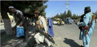 L'attentat a fait au moins 85 morts et plus de 160 blessés, selon les derniers bilans. Les victimes sont en majorité afghanes mais avec 13 soldats américains tués, il s'agit de l'attaque la plus meurtrière contre l'armée américaine en Afghanistan depuis 2011. L'attentat a été revendiqué par le groupe État islamique au Khorasan, la branche locale du groupe jihadiste État islamique, un adversaire que les talibans pourraient ne pas parvenir à vaincre seuls. PUBLICITÉ Le groupe État islamique a émergé en Syrie et en Irak où il a établi son califat autoproclamé en 2014, une conquête spectaculaire qui a eu un écho planétaire et qui a entraîné l'apparition de branches locales. En 2015, des talibans pakistanais annoncent leur allégeance au groupe État islamique ; ils sont bientôt rejoints par des Afghans qui font défection des rangs des talibans. Le nom État islamique au Khorasan fait référence à une province qui s'étend sur plusieurs pays de la région. Comme souvent le groupe jihadiste défie les frontières des États actuels. Cette branche de l'EI s'est illustrée par des attentats sanglants en Afghanistan, visant particulièrement la minorité hazara, qui pratique un islam chiite considéré comme hérétique par les mouvements jihadistes sunnites radicaux. Plus de 90 morts dans un attentat visant un mariage en 2019, attentat revendiqué par l'EI-K qui est aussi soupçonné de l'attaque d'une maternité qui a fait 25 morts dont des nouveau-nés et leurs mères en 2020, à chaque fois la minorité hazara était la cible. Un attentat qui visait une salle de fête lors d'un mariage dans l'ouest de Kaboul a fait plus de 90 morts et des dizaines de blessés. Un attentat qui visait une salle de fête lors d'un mariage dans l'ouest de Kaboul a fait plus de 90 morts et des dizaines de blessés. REUTERS/Mohammad Ismail Ces dernières années, le groupe État islamique au Khorasan a été combattu par les forces américaines et l'armée afghane, mais aussi par les talibans qui n'avaient pas l'intention de laisser de place à cette concurrence jihadiste. Désormais, les talibans sont maîtres du pays, et ils héritent de cette menace. Or, on a vu à quel point le groupe État islamique pouvait croître dans des situations d'instabilité. ► À lire aussi : Attentat à Kaboul: l’attaque la plus meurtrière pour l'armée américaine en Afghanistan depuis 2011 Vers une collaboration de l’Occident avec les talibans ? Suite à l'attentat de Kaboul, le général Franck MacKenzie en charge du commandement central américain, a évoqué une « possible collaboration » entre les forces américaines et les talibans pour maintenir la sécurité autour de l'aéroport. Pour Adam Baczko, chercheur au CNRS et au Centre de recherches internationales (CERI) de Science Po, il faudra sans doute en effet chercher à collaborer avec les talibans face à l’EI. Parce qu’il y a un intérêt commun des talibans et des Occidentaux à lutter contre l’État islamique. « On a vu parfois d’étranges coopérations de fait entre d’un côté les forces armées du régime, les combattants talibans, et les forces américaines qui bombardaient l’État islamique (…) Les Occidentaux ont des besoins, ils ont aussi certaines armes pour faire pression sur les talibans, qui ont besoin d’assistance internationale, qui sont en grande demande de reconnaissance. A l’inverse, les talibans ont des capacités sur le terrain, mais ils sont aussi dans une position de faiblesse beaucoup plus grande que celle qu’on imagine maintenant qu’ils ont le pouvoir. En ayant pris l’État, ils ont toutes les responsabilités, les attentes de la population, les besoins, et ils sont donc paradoxalement dans une position de faiblesse qui pourrait être utilisée. » ► À lire aussi : Attaque à l'aéroport de Kaboul: Biden promet des représailles contre l'EI Les financements étrangers indispensables Newsletter Recevez toute l'actualité internationale directement dans votre boite mail Je m'abonne « Le pays est généralement dans une situation de très grande précarité. On a eu plusieurs années consécutives de sécheresse, il y a une pénurie alimentaire en train de se préparer en Afghanistan, analyse le chercheur. Et surtout, les fonds afghans ont été gelés, la plupart des fonds ont été vidés par les élites du régime précédent. L’Afghanistan est exsangue, la Banque centrale est dans une situation catastrophique. Les talibans sont donc dans une grande dépendance d’une aide qui pourrait venir de plein d’endroits, de financements dont ils ont absolument besoin s’ils veulent pouvoir remettre en place une administration. Dans ce contexte-là, ils vont peut-être pouvoir se tourner vers les Chinois, les Russes ou les Iraniens. Mais s’ils veulent pouvoir se tourner vers les organisations internationales comme le FMI et la Banque mondiale, et s’ils veulent pouvoir avoir une aide d’un niveau suffisant, ils auront vraiment besoin des Occidentaux. Dans ce contexte-là, les Occidentaux peuvent de nouveau négocier des choses. On est dans un contexte très différent de celui des dernières années. Ils pourraient poser des lignes rouges, exiger des choses. En échange de la coopération de l’OMS, il faudrait que les talibans assurent que les femmes soient bien considérées dans l’accès aux soins. »