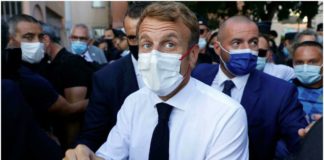 Le président français est à Marseille depuis mercredi 1er septembre pour une visite de trois jours dans la ville. Il a parlé sécurité à son arrivée et ce jeudi matin 2 septembre, il fait la rentrée des classes dans une école élémentaire, avant de dévoiler le grand plan annoncé par l’Élysée lors d'un discours dans l'après-midi. PUBLICITÉ De notre envoyée spéciale à Marseille, Deuxième jour, deuxième séquence pour Emmanuel Macron. Il va rencontrer des élèves de CM2, des professeurs, des parents d’élèves. Toujours la même méthode pour le président de la République qui, selon l’expression consacrée à l’Élysée, va « au contact » de la population, avec la volonté « d’écouter ». C’est la nouvelle posture affichée du chef de l'État. Mais c’est surtout ce jeudi après-midi qu’Emmanuel Macron est attendu : il doit dévoiler le plan d’action de l’État pour aider Marseille. Le président a expliqué qu’il ne voulait pas simplement égrener des milliards, comme cela a déjà été fait. Une manière de répondre aux attaques de Jean-Luc Mélenchon notamment, qui a rappelé ce mercredi à la sortie de l’entrevue avec les élus locaux, la longue série des plans pour Marseille de Nicolas Sarkozy à Manuel Valls, en passant par Jean-Marc Ayrault. Un « pèlerinage de promesses », a dit le chef des Insoumis. ► À écouter aussi : Marseille: «Ce commerce illicite de stupéfiants a servi de stabilisateur social» Vers une société publique gérée par l'État et la mairie C’est bien sur ce terrain qu’Emmanuel Macron va devoir faire ses preuves et expliquer quel dispositif de pilotage va permettre à l’État de s’assurer que les fonds injectés massivement serviront bien à mettre en œuvre les projets décidés. L’hypothèse de la création d’une société publique locale cogérée par l’État et la mairie est évoquée. Emmanuel Macron doit montrer que son plan n’est pas qu’une promesse de plus.