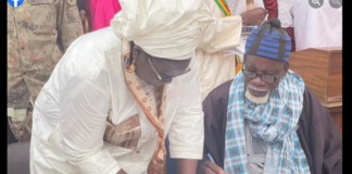 Locales 2022 - Assome Aminata Diatta signe des contrats avec les délégués de quartier