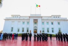 Le Président de la République, Son Excellence Macky SALL, a présidé le Conseil des Ministres, ce mercredi 26 janvier 2022, au Palais de la République. A l’entame de sa communication, le Chef de l’Etat a magnifié l’organisation, le 23 janvier 2022, dans le calme et la sérénité, des élections territoriales ; consultations qui ont été libres et transparentes. Le Président de la République rappelle que ces élections de proximité, consacrent, pour la première fois, le choix des Maires et Présidents de Conseil départemental au suffrage universel direct. Le Chef de l’Etat salue la fiabilité de notre système électoral et félicite le Ministre de l’Intérieur, l’Administration territoriale, la Commission électorale nationale autonome (CENA), les acteurs du processus électoral, notamment, les électeurs qui se sont mobilisés le jour du scrutin afin de (i) consolider la démocratie sénégalaise et ; (ii) d’approfondir notre politique de décentralisation et de développement territorial. Le Président de la République invite le Ministre de l’Intérieur à faire l’évaluation globale des élections territoriales. Abordant la question liée à la dynamique de la modernisation de la Justice, le Chef de l’Etat, suite à l’Audience solennelle de Rentrée des Cours et Tribunaux qu’il a présidée, le mardi 18 janvier 2022, félicite le Garde des Sceaux, Ministre de la Justice, le Premier Président de la Cour suprême, le Procureur général près ladite cour, les Magistrats du Sénégal, le Bâtonnier de l’Ordre des Avocats, les Notaires, Greffiers, huissiers et l’ensemble des auxiliaires de Justice, pour la parfaite organisation de la cérémonie, marquée par la qualité du discours d’usage et des autres interventions sur le sujet pertinent et actuel "Justice et Conflits fonciers : application de la loi sur le Domaine national". Le Président de la République demande, notamment, au Gouvernement de poursuivre les efforts consentis dans le but d’intensifier la modernisation du service public de la Justice, à la satisfaction des professionnels et usagers. Le Chef de l’Etat invite le Garde des Sceaux, Ministre de la Justice, à accélérer, dans le consensus, les réformes judiciaires, en vue de renforcer l’efficacité des acteurs et de l’Administration de la Justice. Le Président de la République demande, dès lors, au Ministre de la Justice et au Ministre des Finances et du Budget, de veiller au déploiement optimal du programme de modernisation des infrastructures du Ministère de la Justice, doté de deux cent cinquante (250) milliards de FCFA sur dix (10) ans, à partir de 2022. Ce programme, sans précédent, permettra de densifier la carte judiciaire, d’améliorer la fonctionnalité des Cours d’Appel (Dakar, Kaolack, Thiès, Saint- Louis et Ziguinchor et Tambacounda) et des autres juridictions (Tribunaux de Grande instance et d’instance); faisant, ainsi, de la Justice de proximité, une réalité nationale.