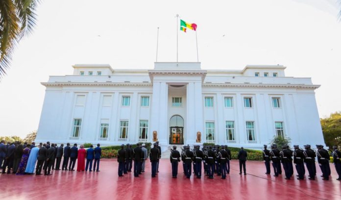 Le Président de la République, Son Excellence Macky SALL, a présidé le Conseil des Ministres, ce mercredi 26 janvier 2022, au Palais de la République. A l’entame de sa communication, le Chef de l’Etat a magnifié l’organisation, le 23 janvier 2022, dans le calme et la sérénité, des élections territoriales ; consultations qui ont été libres et transparentes. Le Président de la République rappelle que ces élections de proximité, consacrent, pour la première fois, le choix des Maires et Présidents de Conseil départemental au suffrage universel direct. Le Chef de l’Etat salue la fiabilité de notre système électoral et félicite le Ministre de l’Intérieur, l’Administration territoriale, la Commission électorale nationale autonome (CENA), les acteurs du processus électoral, notamment, les électeurs qui se sont mobilisés le jour du scrutin afin de (i) consolider la démocratie sénégalaise et ; (ii) d’approfondir notre politique de décentralisation et de développement territorial. Le Président de la République invite le Ministre de l’Intérieur à faire l’évaluation globale des élections territoriales. Abordant la question liée à la dynamique de la modernisation de la Justice, le Chef de l’Etat, suite à l’Audience solennelle de Rentrée des Cours et Tribunaux qu’il a présidée, le mardi 18 janvier 2022, félicite le Garde des Sceaux, Ministre de la Justice, le Premier Président de la Cour suprême, le Procureur général près ladite cour, les Magistrats du Sénégal, le Bâtonnier de l’Ordre des Avocats, les Notaires, Greffiers, huissiers et l’ensemble des auxiliaires de Justice, pour la parfaite organisation de la cérémonie, marquée par la qualité du discours d’usage et des autres interventions sur le sujet pertinent et actuel 