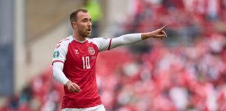 C’est la belle nouvelle du jour. Neuf mois après avoir été victime d’un malaise cardiaque lors du match Danemark-Finlande (0-1) à l’Euro, Christian Eriksen, de retour sur les terrains depuis février avec Brentford (Premier League), a été convoqué par la sélection danoise, qui affrontera les Pays-Bas et la Serbie fin mars en amical. Après Brentford, Christian Eriksen va faire son retour sur la scène internationale. Ce mardi, la sélection danoise a annoncé que le milieu de 30 ans, qui évolue avec un pacemaker depuis son malaise cardiaque lors de Danemark-Finlande (0-1) à l’Euro en juin, allait faire son retour dans le groupe pour les matches amicaux contre les Pays-Bas (26 mars) et la Serbie (29 mars). Car en effet, la sélection scandinave a déjà validé son ticket pour le Mondial 2022. “Il est en forme. Je l’ai suivi de près. J’étais récemment à Londres pour le voir et l’évaluer. Je l’ai vu à l’entraînement et en match et physiquement il est très, très affûté, a souligné le sélectionneur Kasper Hjulmand lors d’une conférence de presse. Il y a toujours des choses qui peuvent s’améliorer, c’est normal, mais il joue à un haut niveau.” Son retour doit débloquer un compteur resté à 109 sélections (pour 36 buts).