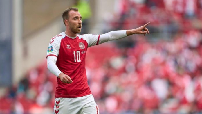 C’est la belle nouvelle du jour. Neuf mois après avoir été victime d’un malaise cardiaque lors du match Danemark-Finlande (0-1) à l’Euro, Christian Eriksen, de retour sur les terrains depuis février avec Brentford (Premier League), a été convoqué par la sélection danoise, qui affrontera les Pays-Bas et la Serbie fin mars en amical. Après Brentford, Christian Eriksen va faire son retour sur la scène internationale. Ce mardi, la sélection danoise a annoncé que le milieu de 30 ans, qui évolue avec un pacemaker depuis son malaise cardiaque lors de Danemark-Finlande (0-1) à l’Euro en juin, allait faire son retour dans le groupe pour les matches amicaux contre les Pays-Bas (26 mars) et la Serbie (29 mars). Car en effet, la sélection scandinave a déjà validé son ticket pour le Mondial 2022. “Il est en forme. Je l’ai suivi de près. J’étais récemment à Londres pour le voir et l’évaluer. Je l’ai vu à l’entraînement et en match et physiquement il est très, très affûté, a souligné le sélectionneur Kasper Hjulmand lors d’une conférence de presse. Il y a toujours des choses qui peuvent s’améliorer, c’est normal, mais il joue à un haut niveau.” Son retour doit débloquer un compteur resté à 109 sélections (pour 36 buts).