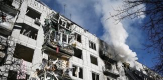 Guerre en Ukraine: un immeuble résidentiel bombardé à Kiev, un nouveau cycle de négociations attendu