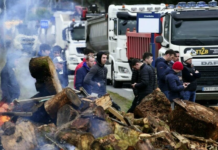 Hausse des prix du carburant: les dépôts pétroliers français de Lorient et Brest bloqués