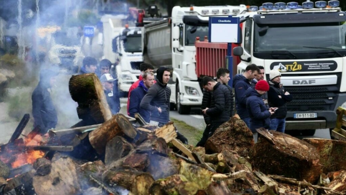 Hausse des prix du carburant: les dépôts pétroliers français de Lorient et Brest bloqués