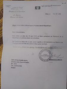 Une cinquantaine d’agents des services des eaux et forêts des parcs Nationaux du Sénégal sont dans le désarroi après le refus des autorités de respecter leurs promesses.     Justement, ces derniers, malgré des promesses tenues en hauts lieux pour avoir permis de donner un statut au corps des gardes, cherchent depuis plus d’une vingtaine d’années leur régularisation avec une intégration dans la fonction publique.  En effet, suite à la militarisation de leur corps en 2006, il devait sans suivre une intégration synonyme de régularisation. Justement, ces agents ont été recrutés en tant qu’ancien militaires bien avant la militarisation du corps et cela bien avant leur limite d’âge.  Le pire selon des indiscrétions, au même moment qu’ils subissent cette injustice, une secrétaire, sans aucun diplômes forestiers ou militaires est intégrée comme officier des eaux et forêts. Mais eux, malgré toutes les démarches administratives posées (Voir lettres de saisine des autorités et réponses) et un quota de 400 postes de régularisation, 50 agents pourtant les plus anciens du corps sont laissés en rade.     Ne pouvant plus prendre leur mal en patience en supportant ces injustices, ces agents des eaux et forêts ne comptent nullement se résigner. Ils promettent de réclamer leur dû.  Des actions de leur part sont prévues dans les prochains jours