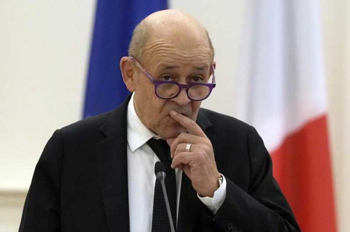 Mali : Une plainte contre Le Drian pour corruption