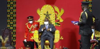 Ghana: face à la crise, réduction de 30% des salaires du gouvernement