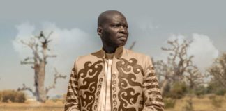 Oumar Pene est le lead vocal du Super Diamono, dont l'immense succès populaire au Sénégal depuis les années 1970 s'explique par sa dimension sociétale. Le chanteur a contribué à la transformation de la scène musicale sénégalaise à travers plus d'une trentaine d'albums. Le chantre de l'afrofeeling, considéré comme le porte-parole des sans-voix dans son pays, s'est consacré à une carrière nationale jusqu'au début des années 2000, avant de trouver le créneau artistique adéquat pour faire découvrir ses chansons au monde. Son dernier album international sorti en 2021 s'intitule "Climat". PUBLICITÉ Pour rappel, L'académie Charles-Cros est une association française créée en 1947 par un groupe de critiques et de spécialistes du disque. Les buts de l'Académie sont de constituer un collectif de compétences, chargé d'être un intermédiaire entre les pouvoirs publics qui définissent la politique culturelle et l'ensemble des professionnels de la musique et du disque. Depuis 1948, l'Académie décerne chaque année des Grands prix du disque qui récompensent des œuvres musicales originales de qualité dans le domaine de la chanson, de la musique populaire ou savante.