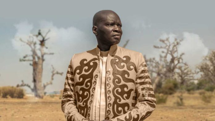 Oumar Pene est le lead vocal du Super Diamono, dont l'immense succès populaire au Sénégal depuis les années 1970 s'explique par sa dimension sociétale. Le chanteur a contribué à la transformation de la scène musicale sénégalaise à travers plus d'une trentaine d'albums. Le chantre de l'afrofeeling, considéré comme le porte-parole des sans-voix dans son pays, s'est consacré à une carrière nationale jusqu'au début des années 2000, avant de trouver le créneau artistique adéquat pour faire découvrir ses chansons au monde. Son dernier album international sorti en 2021 s'intitule 