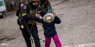 Ukraine: évacuations en cours à Soumy, plus de 2 millions de réfugiés ont fui la guerre