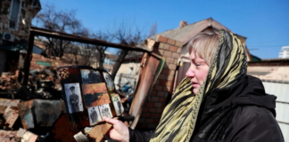 Guerre en Ukraine: un quartier résidentiel de Kiev bombardé