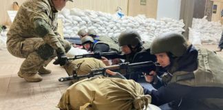 Dans les centres d'entraînement militaires ukrainiens, les civils continuent d'affluer