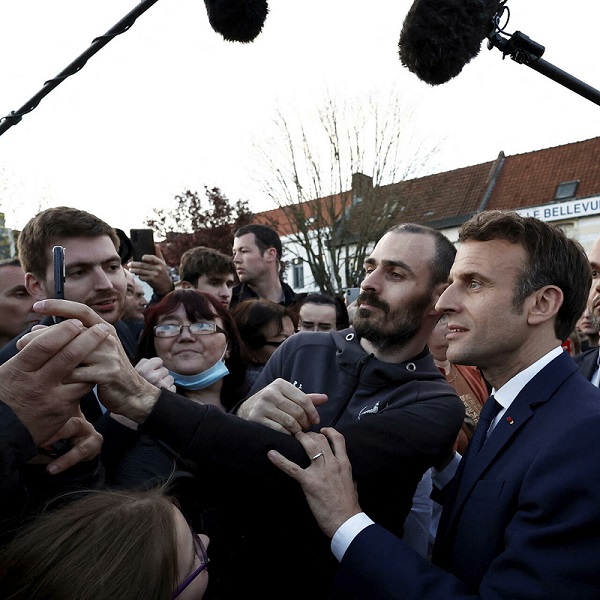 Présidentielle française: Emmanuel Macron se dit prêt à lâcher du lest sur les retraites