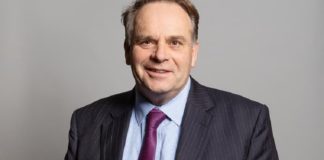 Accusé d’avoir regardé du porno au parlement, un député britannique reconnait les faits et démissionne…