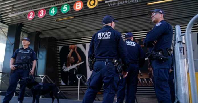 Fusillade dans le métro new-yorkais: la police est à la recherche d'un suspect