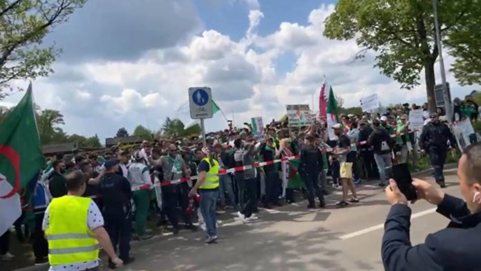 Algérie – Cameroun: Les Algériens manifestent devant la FIFA