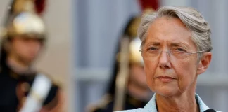 Élisabeth Borne remet sa démission, Emmanuel Macron la refuse et continue à consulter