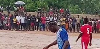 Image du jour: Sadio Mané jouant sous la pluie et sur un terrain boueux à Bambali