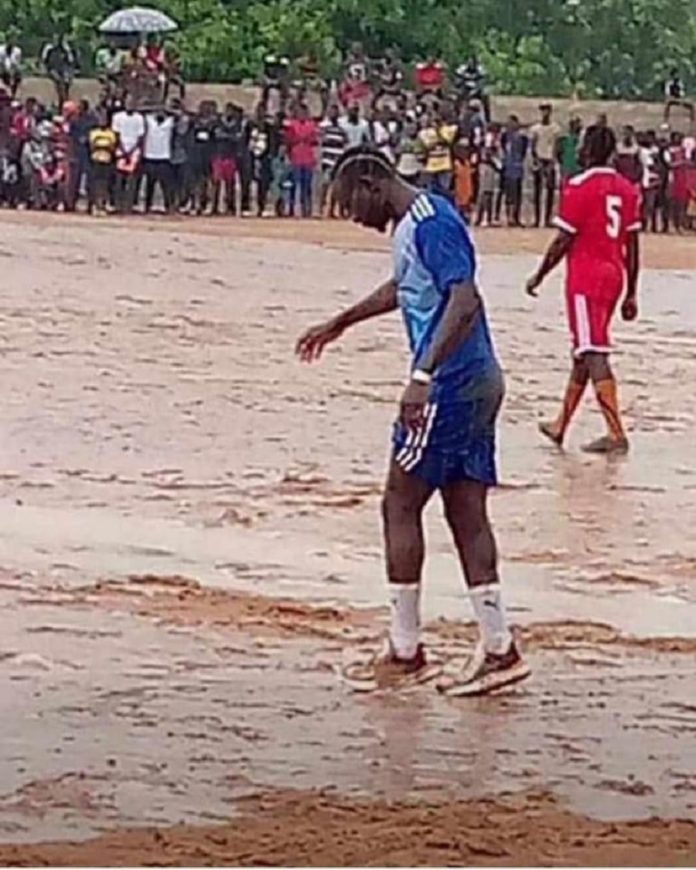 Image du jour: Sadio Mané jouant sous la pluie et sur un terrain boueux à Bambali