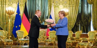 L'ex-chancelière allemande Angela Merkel se justifie sur sa politique russe