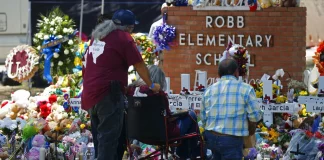 Etats-Unis: une semaine après la fusillade, Uvalde organise ses premières obsèques