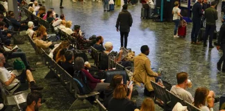 Royaume-Uni: sans trains, les passagers britanniques restent à quai