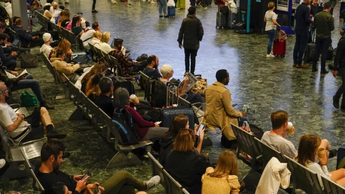 Royaume-Uni: sans trains, les passagers britanniques restent à quai