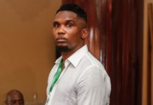 Le média espagnol, Mundo Deportivo parcouru par Footmercato, nous apprend, ce lundi que, Samuel Eto'o a été condamné à 22 mois de prison pour avoir dissimulé un peu plus de 3,8 M€ au fisc espagnol entre 2006 et 2009, du temps où il évoluait au FC Barcelone. La sanction est tombée. Samuel Eto'o a été condamné à 22 mois de prison pour avoir dissimulé un peu plus de 3,8 M€ au fisc espagnol entre 2006 et 2009, du temps où il évoluait au FC Barcelone, comme le rapporte Mundo Deportivo ce lundi. Eto'o n'ira pas en prison Condamné pour fraude fiscale, donc, l'ancien international camerounais (118 capes, 56 capes) n'ira toutefois pas derrière les barreaux, compte tenu du fait que son casier soit vierge. En Espagne, les condamnations inférieures à deux ans sont rarement exécutées dans ce cas précis. L'ancien représentant du président de la FECAFOOT également condmané L'ancien représentant du président de la Fédération camerounaise de football (FECAFOOT), José Maria Mesalles, a lui été condamné à un an de prison. Il ne purgera aussi pas sa peine. La star africaine, qui considérait son ancien agent comme un père et qui a depuis porté plainte contre lui, s'est défendue lors de son procès. « Je reconnais les faits et je vais payer, mais qu'on sache que j'étais enfant à l'époque et que j'ai toujours fait ce que mon père me demandait de faire », a-t-il notamment expliqué dans des propos relayés par MD. Le parquet avait initialement requis quatre ans et six mois de prison à l'encontre de Samuel Eto'o et de son ancien agent, qui vont tout de même devoir s'acquitter respectivement d'une amende de 1,8 M€ et de 900 000 €.