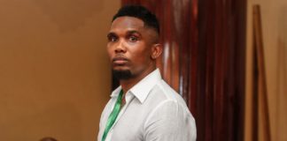 Le média espagnol, Mundo Deportivo parcouru par Footmercato, nous apprend, ce lundi que, Samuel Eto'o a été condamné à 22 mois de prison pour avoir dissimulé un peu plus de 3,8 M€ au fisc espagnol entre 2006 et 2009, du temps où il évoluait au FC Barcelone. La sanction est tombée. Samuel Eto'o a été condamné à 22 mois de prison pour avoir dissimulé un peu plus de 3,8 M€ au fisc espagnol entre 2006 et 2009, du temps où il évoluait au FC Barcelone, comme le rapporte Mundo Deportivo ce lundi. Eto'o n'ira pas en prison Condamné pour fraude fiscale, donc, l'ancien international camerounais (118 capes, 56 capes) n'ira toutefois pas derrière les barreaux, compte tenu du fait que son casier soit vierge. En Espagne, les condamnations inférieures à deux ans sont rarement exécutées dans ce cas précis. L'ancien représentant du président de la FECAFOOT également condmané L'ancien représentant du président de la Fédération camerounaise de football (FECAFOOT), José Maria Mesalles, a lui été condamné à un an de prison. Il ne purgera aussi pas sa peine. La star africaine, qui considérait son ancien agent comme un père et qui a depuis porté plainte contre lui, s'est défendue lors de son procès. « Je reconnais les faits et je vais payer, mais qu'on sache que j'étais enfant à l'époque et que j'ai toujours fait ce que mon père me demandait de faire », a-t-il notamment expliqué dans des propos relayés par MD. Le parquet avait initialement requis quatre ans et six mois de prison à l'encontre de Samuel Eto'o et de son ancien agent, qui vont tout de même devoir s'acquitter respectivement d'une amende de 1,8 M€ et de 900 000 €.