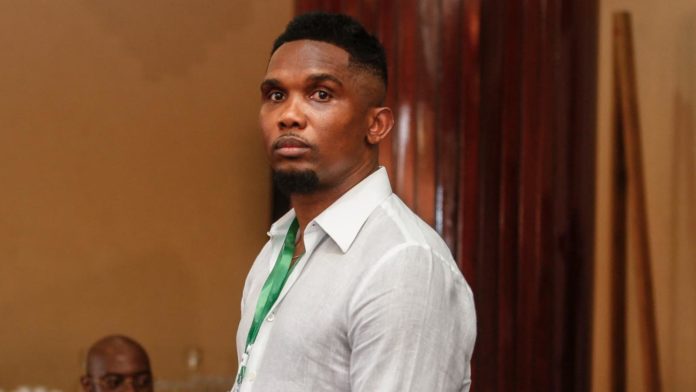 Le média espagnol, Mundo Deportivo parcouru par Footmercato, nous apprend, ce lundi que, Samuel Eto'o a été condamné à 22 mois de prison pour avoir dissimulé un peu plus de 3,8 M€ au fisc espagnol entre 2006 et 2009, du temps où il évoluait au FC Barcelone. La sanction est tombée. Samuel Eto'o a été condamné à 22 mois de prison pour avoir dissimulé un peu plus de 3,8 M€ au fisc espagnol entre 2006 et 2009, du temps où il évoluait au FC Barcelone, comme le rapporte Mundo Deportivo ce lundi. Eto'o n'ira pas en prison Condamné pour fraude fiscale, donc, l'ancien international camerounais (118 capes, 56 capes) n'ira toutefois pas derrière les barreaux, compte tenu du fait que son casier soit vierge. En Espagne, les condamnations inférieures à deux ans sont rarement exécutées dans ce cas précis. L'ancien représentant du président de la FECAFOOT également condmané L'ancien représentant du président de la Fédération camerounaise de football (FECAFOOT), José Maria Mesalles, a lui été condamné à un an de prison. Il ne purgera aussi pas sa peine. La star africaine, qui considérait son ancien agent comme un père et qui a depuis porté plainte contre lui, s'est défendue lors de son procès. « Je reconnais les faits et je vais payer, mais qu'on sache que j'étais enfant à l'époque et que j'ai toujours fait ce que mon père me demandait de faire », a-t-il notamment expliqué dans des propos relayés par MD. Le parquet avait initialement requis quatre ans et six mois de prison à l'encontre de Samuel Eto'o et de son ancien agent, qui vont tout de même devoir s'acquitter respectivement d'une amende de 1,8 M€ et de 900 000 €.