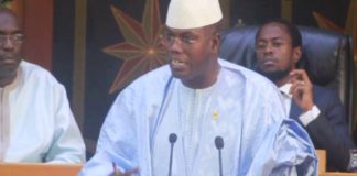 Cheikh Abdou Bara Doly est poursuivi par le parquet pour offense au chef de l’Etat. Il est en prison depuis le 10 juin dernier. Le politicien sera auditionné sur le fond, ce jeudi, renseignent nos confrères du journal « Les Echos ». Ce serait sans doute une bonne nouvelle pour le député Cheikh Bara Doly. L’audition au fond est une condition sine qua non pour l’introduction d’une demande de liberté provisoire. Tant qu’elle n’est pas effectuée par le juge, le prévenu devra prendre son mal en patience. Le parquet s’est aussitôt auto-saisi suite aux propos indécents de Cheikh Abdou Mbacké Bara Doly envers le président de la République. Des éléments de la Division spéciale de cybersécurité ont embarqué le parlementaire, qui refusait de décharger sa convocation, avant de faire mouvement vers la Cité police. Le député Cheikh Abdou Mbacké Bara Dolly a été placé sous mandat de dépôt le 10 juin dernier après son face à face avec le doyen des juges. Il est poursuivi pour ses propos jugés offensants à l’endroit du président de la République, Macky Sall, tenus lors du rassemblement des partis de l’opposition, mercredi 8 juin à la Place de la Nation, ex-Obélisque. Rewmi