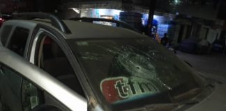 Après le micro de la Rts, la voiture de la Tfm saccagée