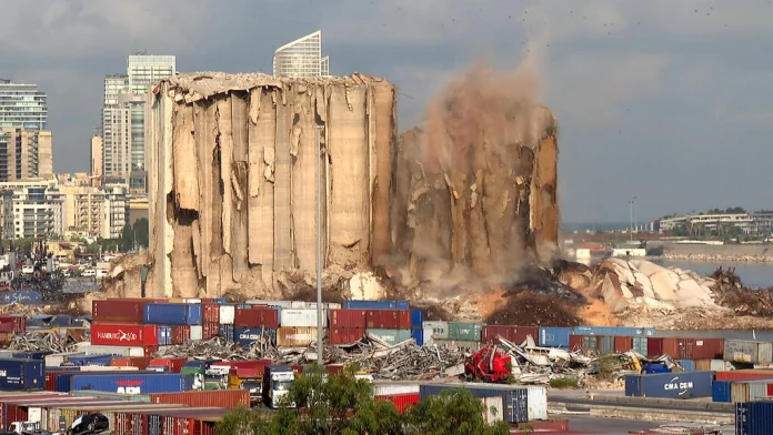 Au Liban, huit tours des silos à grains du port de Beyrouth s'effondrent