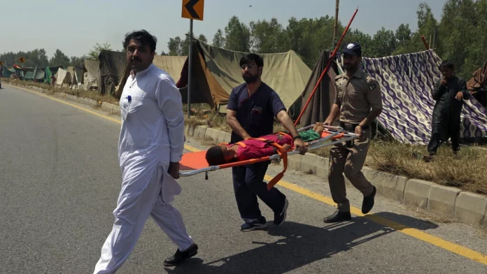 Un tiers du Pakistan sous les eaux, les hôpitaux en première ligne