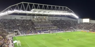 L'OGC Nice se déplace jeudi 18 août en Israël pour affronter le Maccabi Tel Aviv en barrage d'Europa Conference League. Le match se disputera dans un contexte particulier après que des échanges de tirs entre Israël et la Palestine ont fait une dizaine de morts depuis le début du mois d'août. Quelle sécurité autour du match entre le Maccabi Tel Aviv et l'OGC Nice? Ce match de barrage d'Europa Conference League se disputera dans un contexte particulier dans un stade Bloomfield où l'on attend 30.000 personnes. Une semaine après avoir accueilli le Trophée des champions entre le Paris SG et Nantes (4-0), la rencontre amicale Juventus Turin-Atletico Madrid, prévue le 7 août dernier, avait été annulée par le promoteur et les deux clubs "en raison de la situation sécuritaire". La pire flambée de violence depuis la guerre de 2021 Des affrontements meurtriers avaient éclaté le 5 août entre Israël et le Jihad islamique palestinien, groupe armé opérant dans la bande de Gaza. Les échanges de tirs avaient fait une dizaine de morts côté palestinien, dans ce qui a représenté la pire flambée de violences entre les deux parties depuis la guerre éclair de l'an dernier. Sécurité renforcée Depuis, une accalmie est intervenue. Mais la sécurité reste renforcée. Environ 250 supporteurs niçois seront présents au stade, dont une petite centaine sont membres d'un groupe local. L'équipe s'est envolée mercredi matin de Nice. Elle s'est entraînée le soir au stade après la traditionnelle conférence de presse. Le nouveau directeur de la sécurité du club a fait le déplacement avec un staff un peu plus important qu'à l'accoutumée. Mais sans changer les habitudes sportives. Le matin du match, un décrassage est prévu proche de l'hôtel. Pour que Delort et les siens soient définitivement prêts à débuter leur saison...