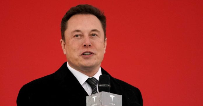 Elon Musk se penche sur le football et affirme dans un tweet qu'il va acheter Manchester United