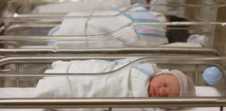 Santé publique France publie pour la première fois au sein d'un rapport unique une série d'indicateurs, pour décrire l'état de santé des femmes enceintes et des nouveau-nés. Malgré un niveau « élevé et stable » de prise en charge en France, certaines données « plaident en faveur d'un renforcement de la santé périnatale », souligne Santé publique France. Première source d'inquiétude : les décès de nourrissons moins de 27 jours après leur naissance, sont à la hausse. Un résultat « qui doit faire l'objet d'une attention particulière pour inverser les tendances ces prochaines années », souligne le rapport. En métropole, le taux de mortalité néonatale est passé de 1,6 à 2 décès pour 1.000 naissances vivantes entre 2010 et 2019.
