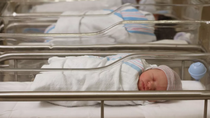 Santé publique France publie pour la première fois au sein d'un rapport unique une série d'indicateurs, pour décrire l'état de santé des femmes enceintes et des nouveau-nés. Malgré un niveau « élevé et stable » de prise en charge en France, certaines données « plaident en faveur d'un renforcement de la santé périnatale », souligne Santé publique France. Première source d'inquiétude : les décès de nourrissons moins de 27 jours après leur naissance, sont à la hausse. Un résultat « qui doit faire l'objet d'une attention particulière pour inverser les tendances ces prochaines années », souligne le rapport. En métropole, le taux de mortalité néonatale est passé de 1,6 à 2 décès pour 1.000 naissances vivantes entre 2010 et 2019.