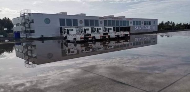 L'aéroport tout neuf de Saint-Louis...patauge dans les eaux