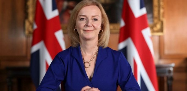 Liz Truss a été élue lundi par les conservateurs britanniques pour devenir Première ministre et succéder à Boris Johnson, a annoncé lundi le parti majoritaire au Royaume-Uni. Sans surprise, la ministre des Affaires étrangères de 47 ans s'impose largement (57%) face à son ancien collègue des Finances Rishi Sunak (43%), selon les résultats annoncés par Graham Brady, responsable de l'organisation du scrutin interne déclenché par la démission début juillet de Boris Johnson.