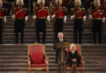 Devant les parlementaires, le roi Charles III promet de suivre l'exemple d'Elizabeth II